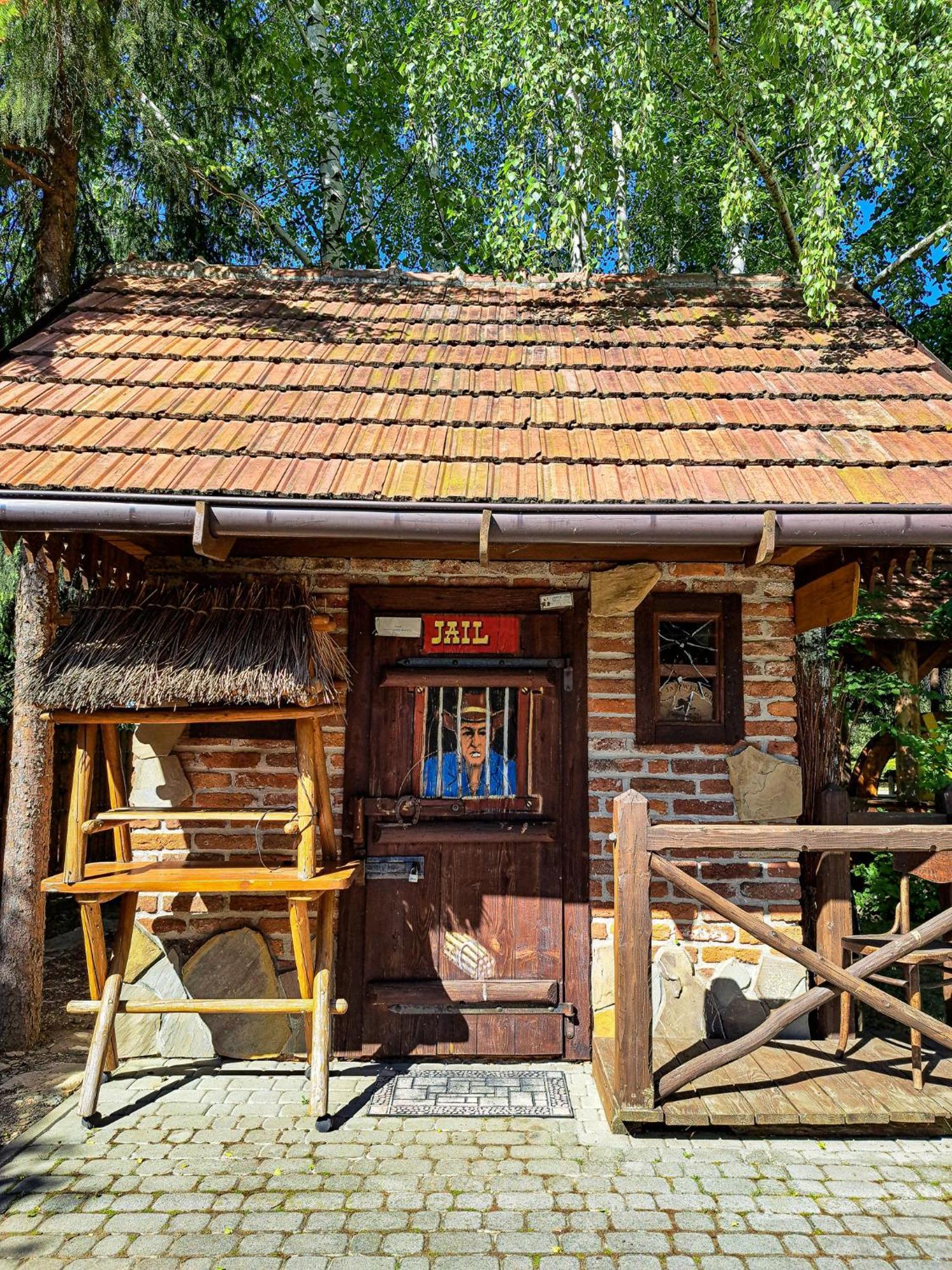 Hotel Restauracja Jas Wedrowniczek Rymanow Exterior photo